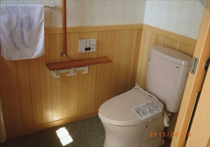 トイレ高野槇腰板 施工写真01